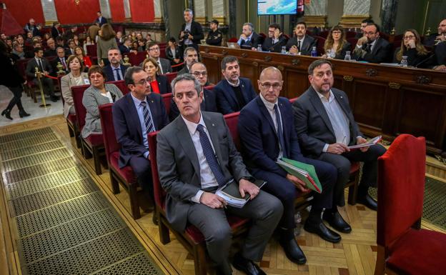 Desde la primera fila de derecha a izquierda, Oriol Junqueras, Raúl Romeva, Joaquim Forn, Jordi Sánchez, Jordi Turull, Josep Rull, Jordi Cuixart, Carme Forcadell, Dolors Bassa, Carles Mundo, Santi Vila y Meritxel Borras asisten a su juicio en el Tribunal Supremo de Madrid.