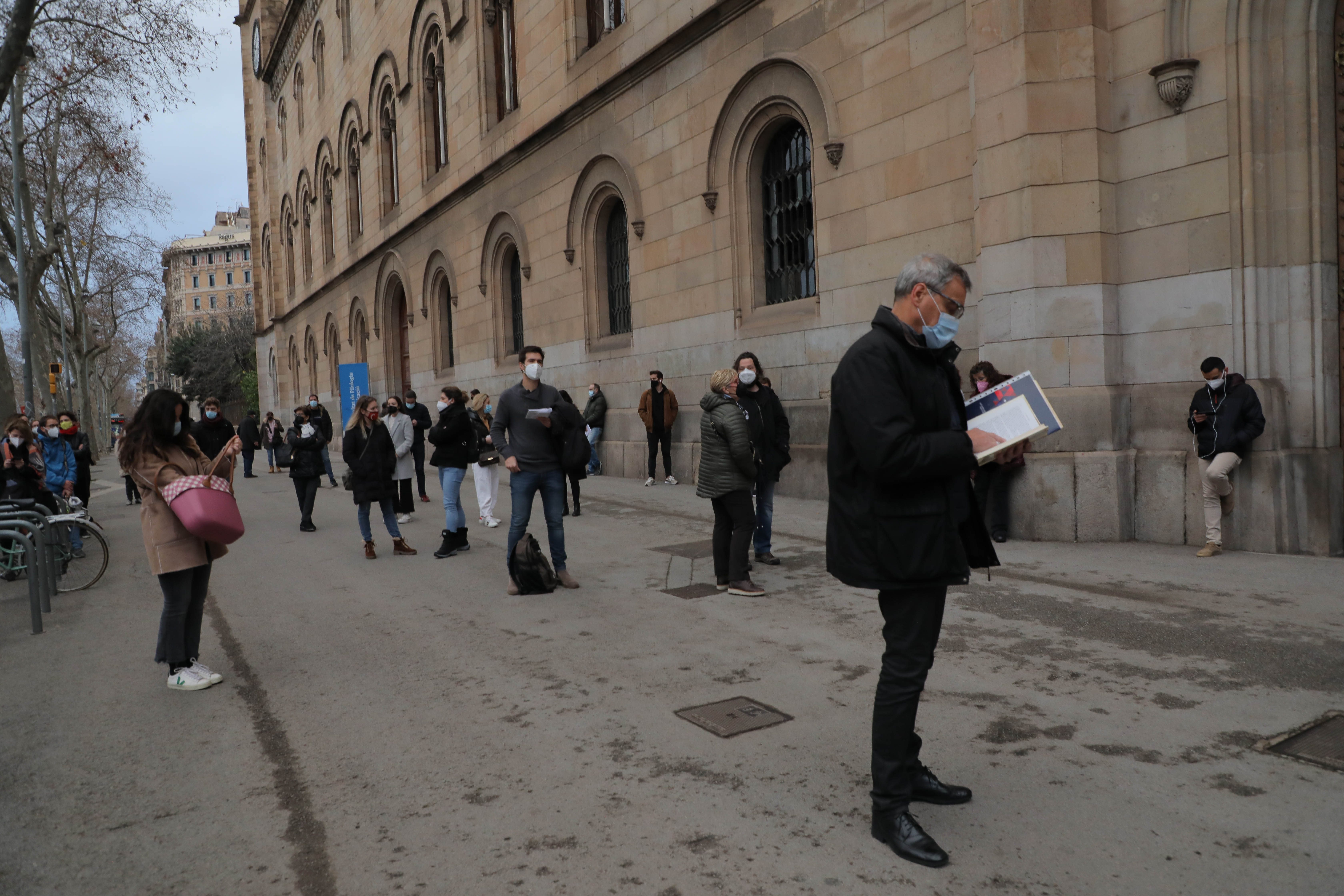 Colas, guardando la distancia de seguridad, para entrar a votar en la Universidad de Barcelona. 