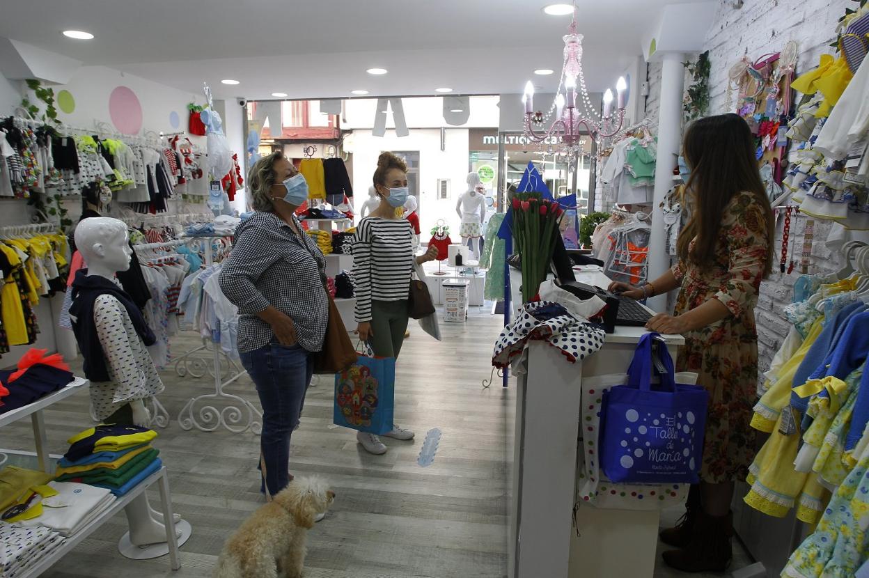 Interior de un establecimiento comercial en el centro de Torrelavega. 