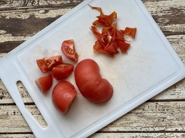 Escaldar, pelar y trocear el tomate.