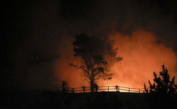 Imagen principal - Desatado un aparatoso incendio en una zona de maleza del Golf de Pedreña