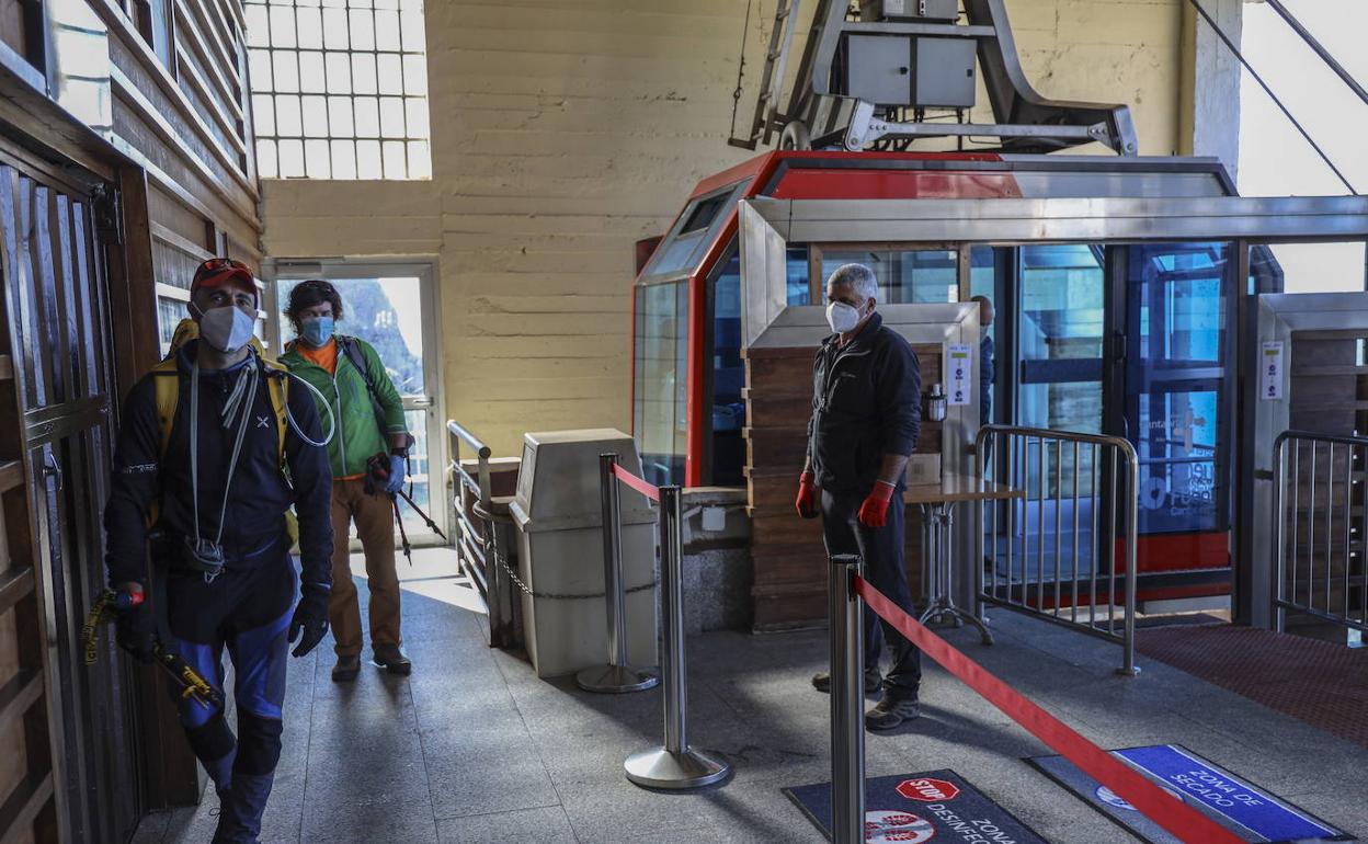 Usuarios del teleférico en época de pandemia.