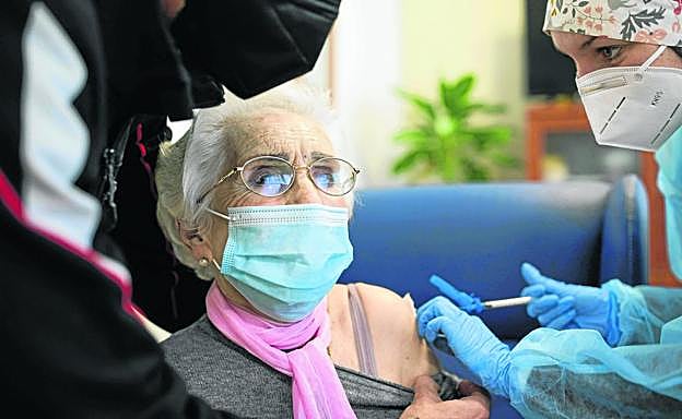 Atención Primaria vacuna desde hoy a 2.700 usuarios de los centros de día y dependientes