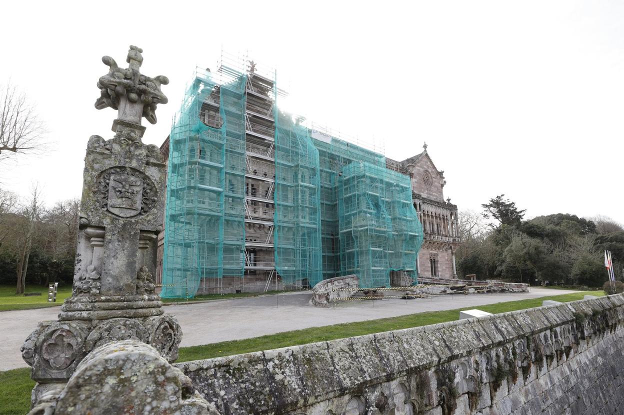 La fachada norte del Palacio de Sobrellano se encuentra cubierta de andamios desde septiembre.