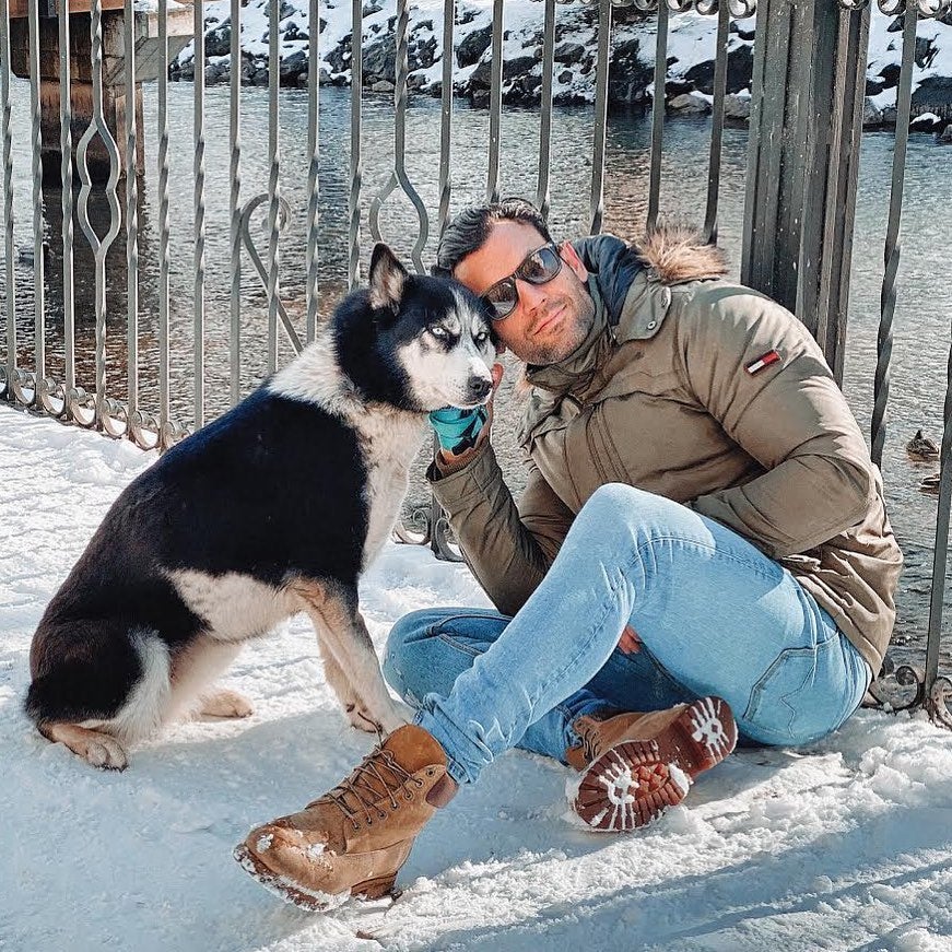 Jorge, con su perra Layka, a la que adaptó después de concoerla en 'Sálvame'.