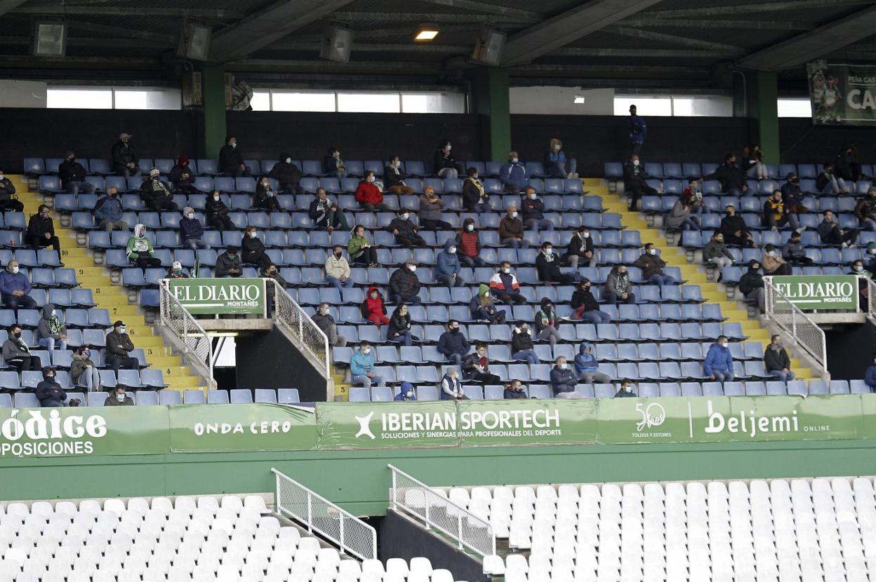 Los aficionados ocupan los asientos marcados respetando la distancia de seguridad en El Sardinero. 