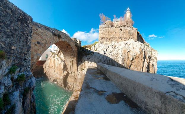 Puente medieval y castillo-faro de Castro Urdiales.