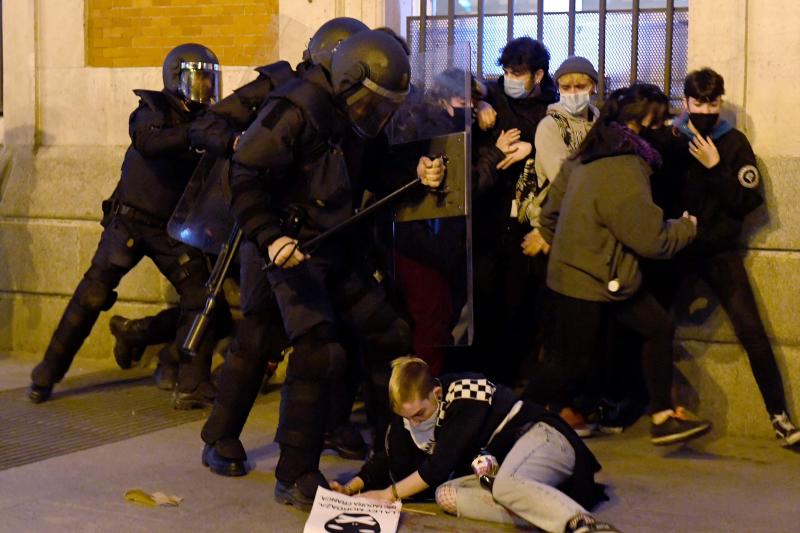 Varios manifestantes son acorralados por las fuerzas de seguridad en Madrid.