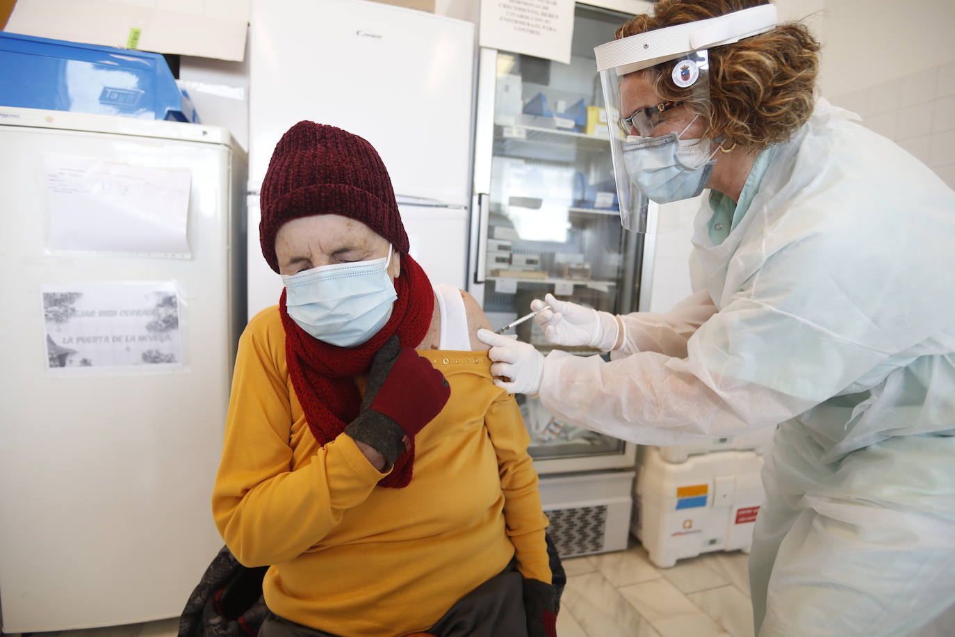54 pacientes recibieron la primera dosis del inyectable en el ambulatorio de la Avenida de los Castros, en Santander. 