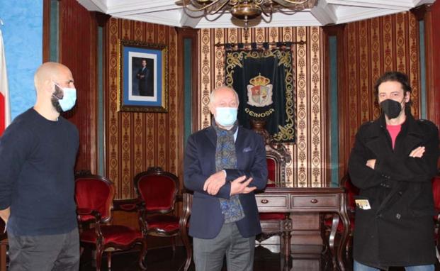 Imagen de la reunión en el Ayuntamiento de Reinosa del alcalde, José Miguel Barrio; el concejal de Deportes, Daniel Santos; y el presidente de la Federación Cántabra de P.M. y Triatlón, Carlos Cobo.