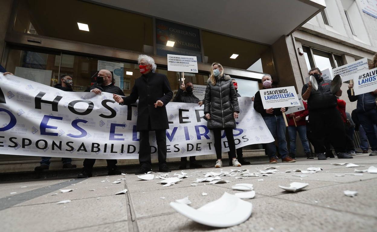 Protesta de los hosteleros frente a la Consejería de Sanidad, donde rompieron platos contra el suelo para simbolizar la situación del sector durante la crisis sanitaria.