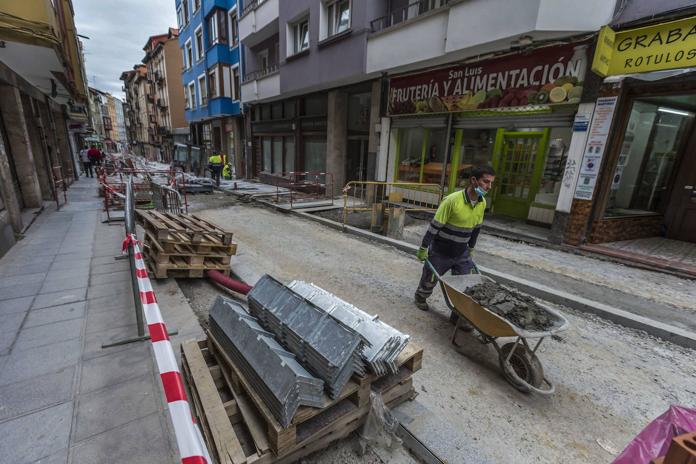 La calle San Luis continúa levantada por completo, cortada al tráfico e inmersa en unos trabajos de renovación y semipeatonalización que se alargarán hasta mayo. El fin de obra tendrá dos meses de retraso, pues estaba previsto para marzo