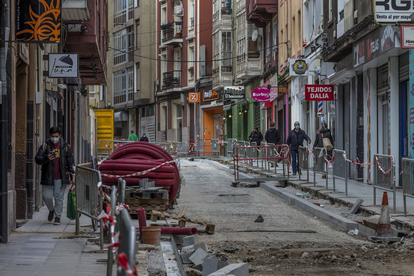 La calle San Luis continúa levantada por completo, cortada al tráfico e inmersa en unos trabajos de renovación y semipeatonalización que se alargarán hasta mayo. El fin de obra tendrá dos meses de retraso, pues estaba previsto para marzo