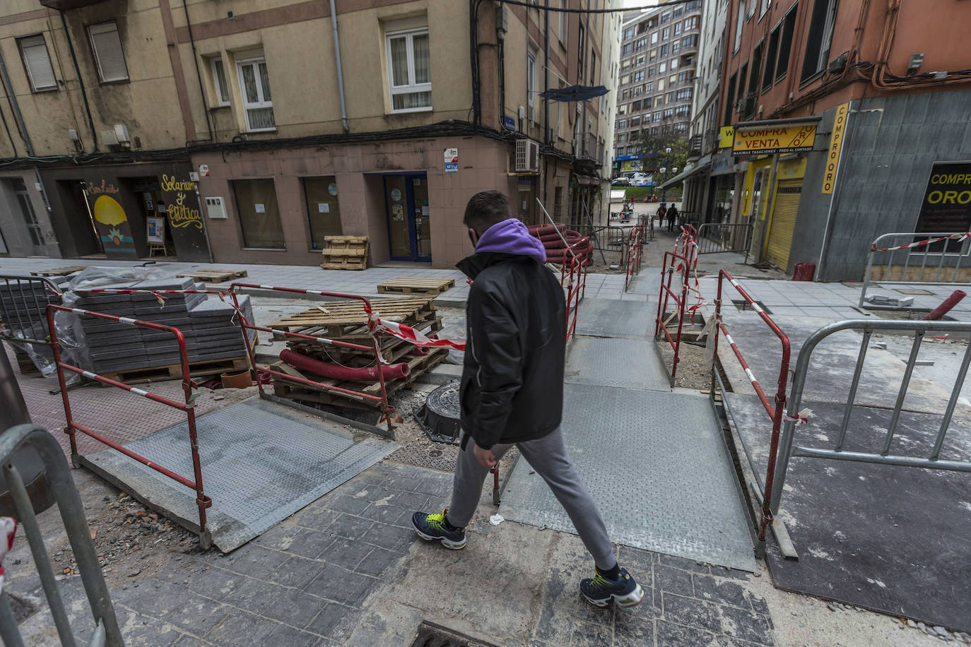 La calle San Luis continúa levantada por completo, cortada al tráfico e inmersa en unos trabajos de renovación y semipeatonalización que se alargarán hasta mayo. El fin de obra tendrá dos meses de retraso, pues estaba previsto para marzo