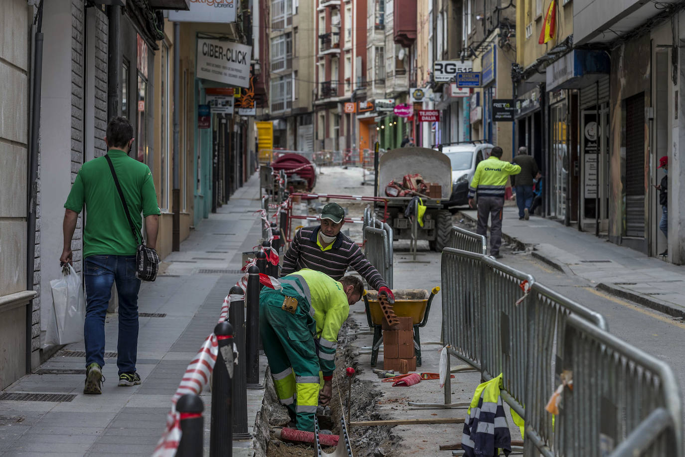 La calle San Luis continúa levantada por completo, cortada al tráfico e inmersa en unos trabajos de renovación y semipeatonalización que se alargarán hasta mayo. El fin de obra tendrá dos meses de retraso, pues estaba previsto para marzo