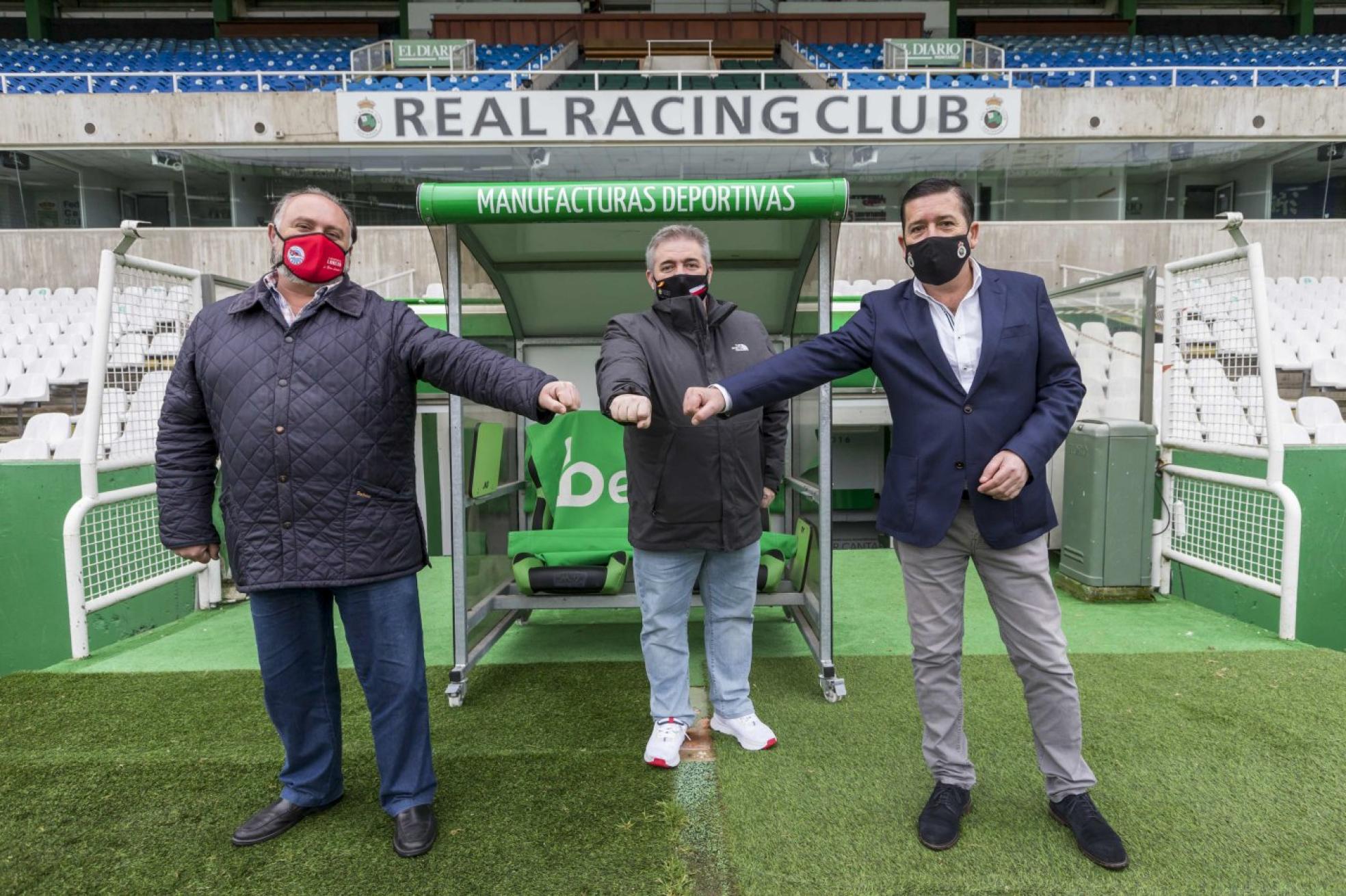 José Miguel San Román, José Ángel Peláez y Pedro Ortiz posan en los Campos de Sport en la previa del derbi. roberto ruiz