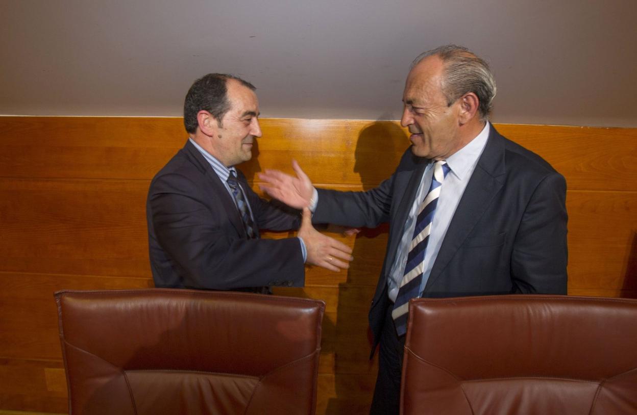 Javier López Marcano, a la derecha, saluda a Rafael Pérez Tezanos en una rueda de prensa en el Parlamento de Cantabria en 2014. 