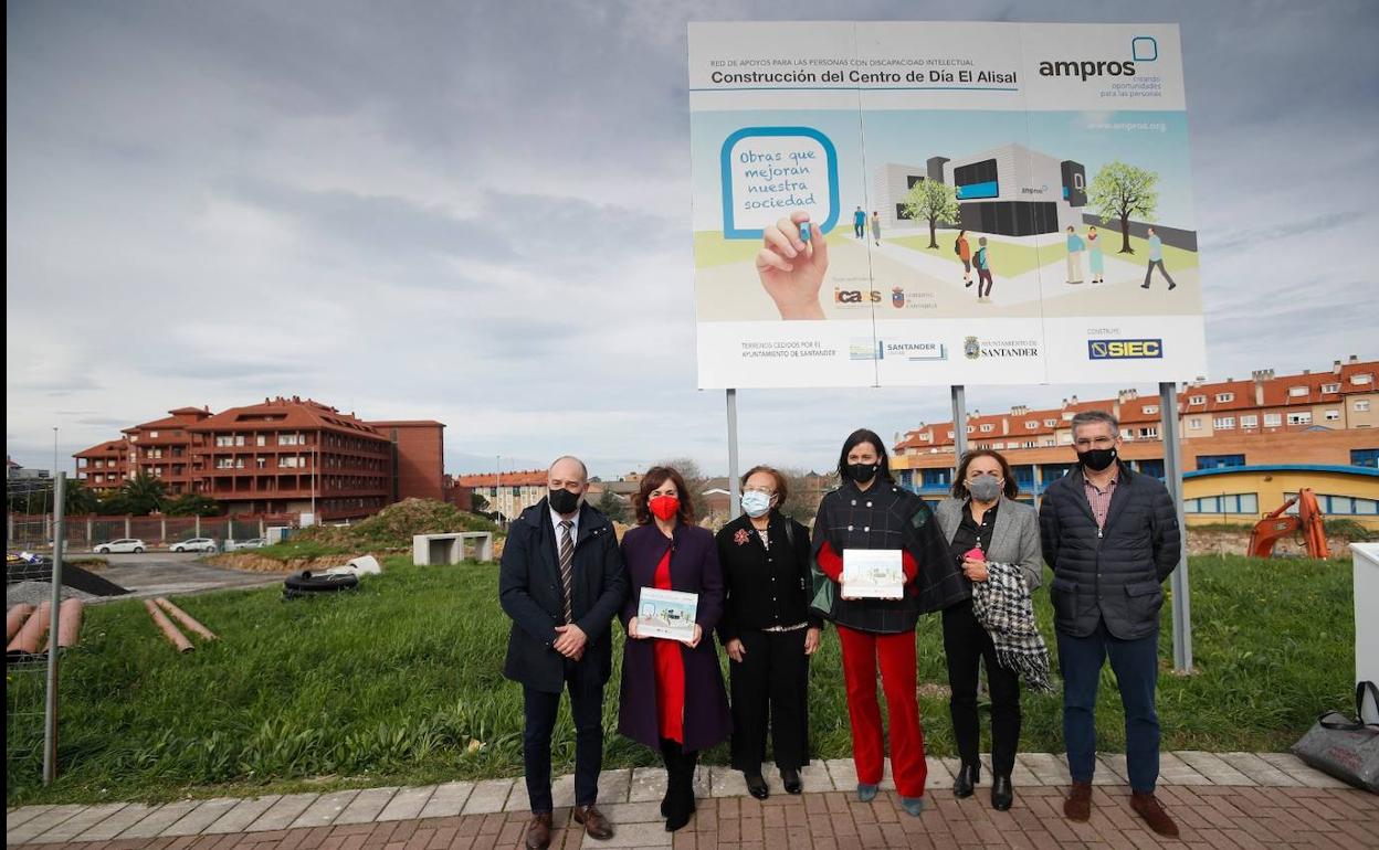 La alcaldesa de Santander, Gema Igual, junto a otros cargos públicos y representantes de Ampros en el acto simbólico para colocar la primera piedra del nuevo centro de día, este viernes