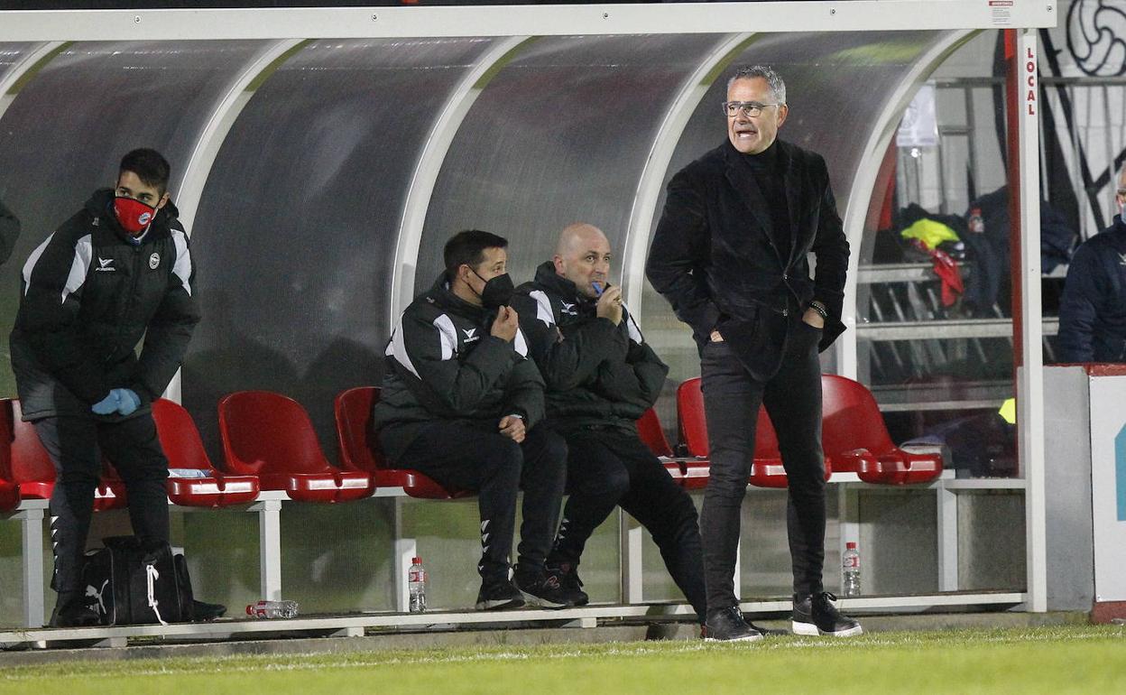 Manu Calleja, de pie en el banquillo de San Lorenzo, durante el derbi de la primera vuelta. 