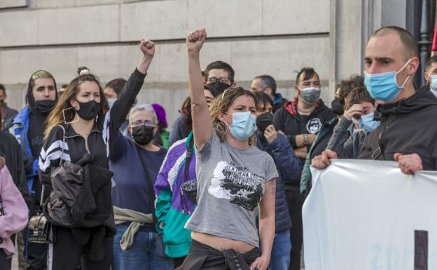 Imagen principal - Unas 150 personas se concentran de forma pacífica en Santander en apoyo a Pablo Hasel