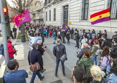 Imagen secundaria 1 - Unas 150 personas se concentran de forma pacífica en Santander en apoyo a Pablo Hasel