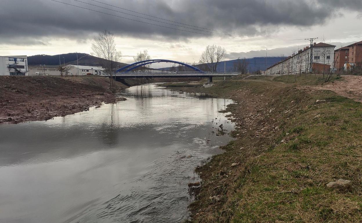 El río Híjar a su paso por Reinosa, el puente nuevo y el polígono industrial, muy próximo a la confluencia con el Ebro