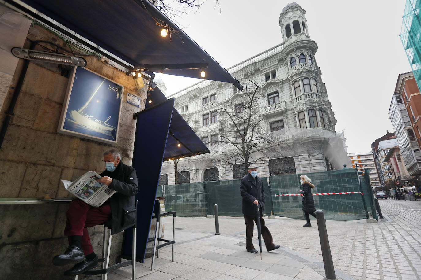 Las obras del Proyecto Pereda obligan a reubicar varios negocios del entorno. Un quiosco, un puesto de la ONCE y una terraza están a la espera de que el Ayuntamiento les sitúe en un nuevo espacio para desarrollar su actividad