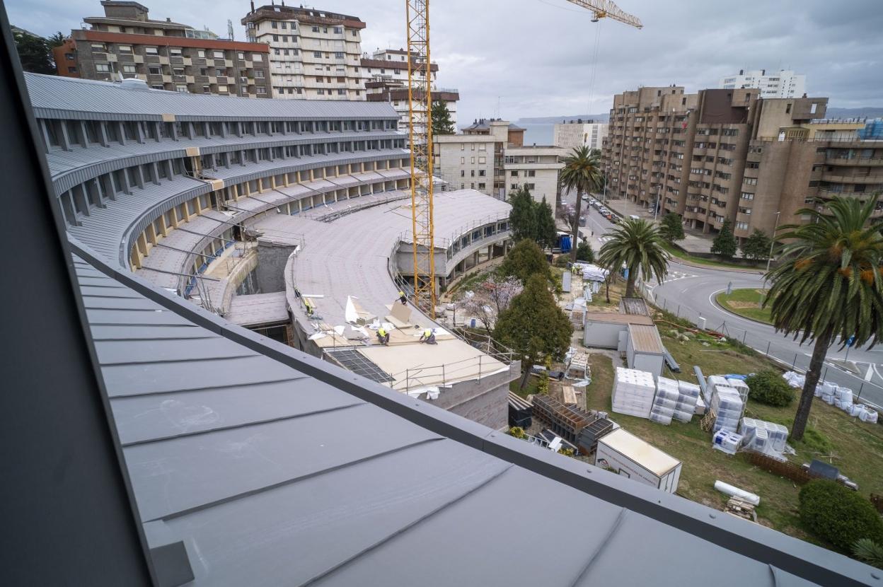 Tras la retirada del amianto, las nuevas fachadas que se están colocando en la residencia de La Pereda de Santander serán de zinc. 