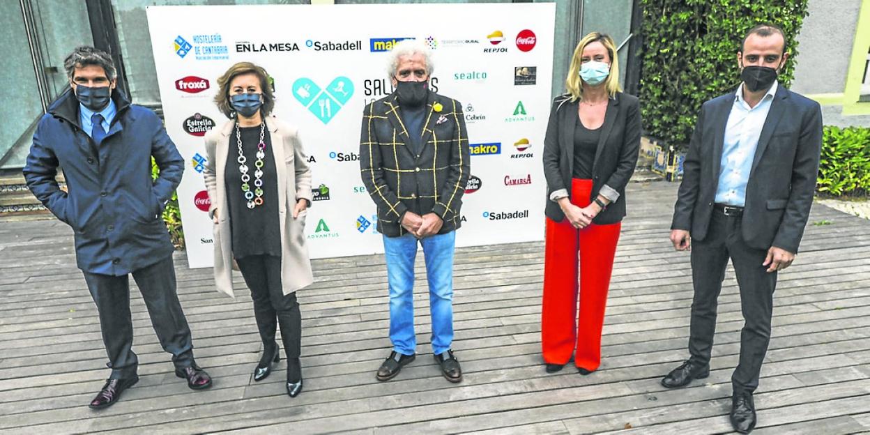 José María Sanz, director oficina en Banco Sabadell; Marta Ríos, directora regional de Cantabria y Álava del Banco Sabadell; Ángel Cuevas, presidente de la AEHC; Bárbara Gutiérrez, directora de la AEHC; y Avelino Ordóñez, director comercial de El Diario Montañés. 