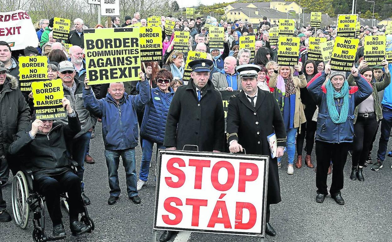 Protesta contra el 'brexit' en la frontera de Irlanda del Norte.