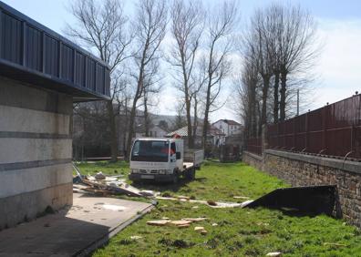 Imagen secundaria 1 - El fuerte viento derriba los tejados de las piscinas de Reinosa y de una cuadra llena de vacas en Cabezón, matando a dos