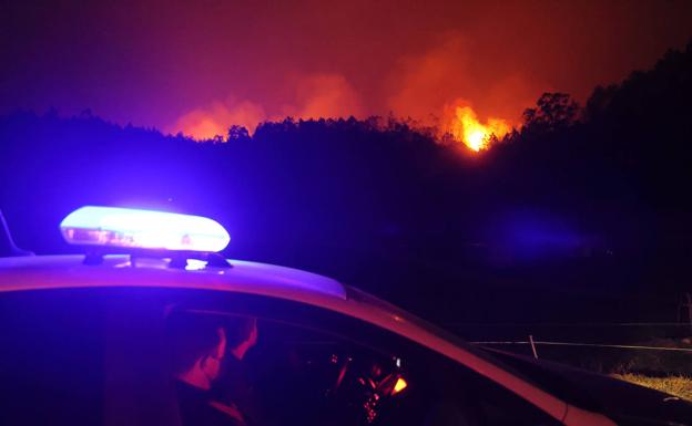 Galería. Incendio anoche en Ruente.