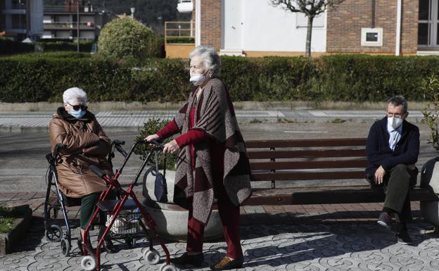 María Rosario Pérez, el miércoles, disfruta de su primer paseo fuera de la residencia Santa Ana, de Santoña.