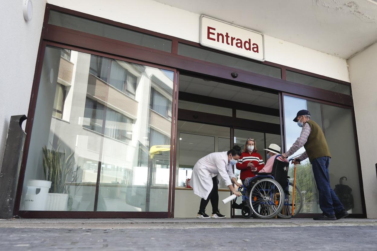 Tras la vacunación, los centros empiezan a retomar actividades en suspenso por la pandemia. En la imagen, primeras salidas al exterior de residentes en Santoña. 