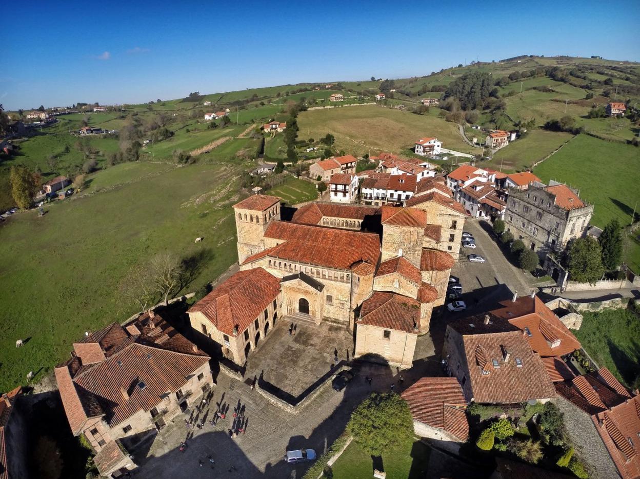 Imagen aérea de la colegiata de Santillana del Mar, uno de los bienes que fueron inmatriculados por la Iglesia cántabra. 