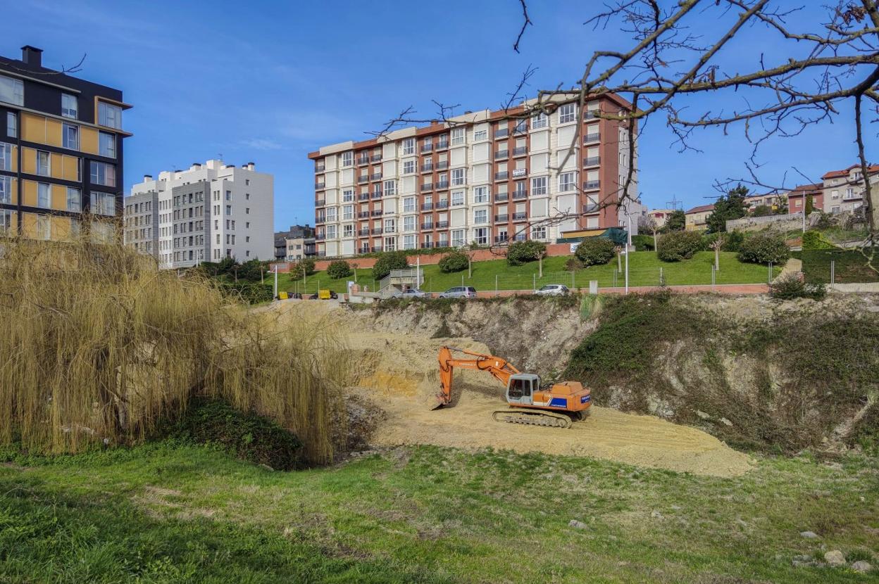 Una pala trabajaba el pasado viernes en el solar repartiendo material por el terreno, una vaguada. 