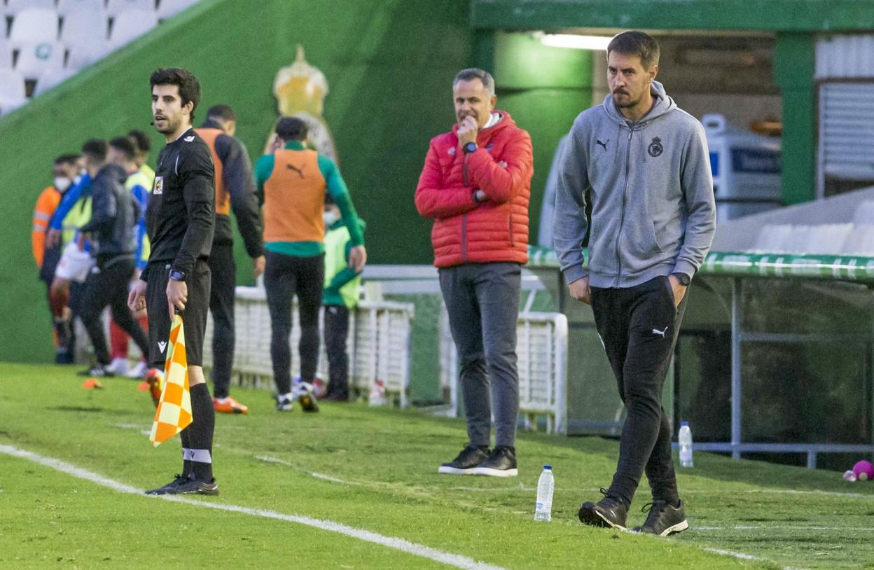 Aritz Solabarrieta y Manu Calleja, ayer en la banda de los Campos de Sport. 