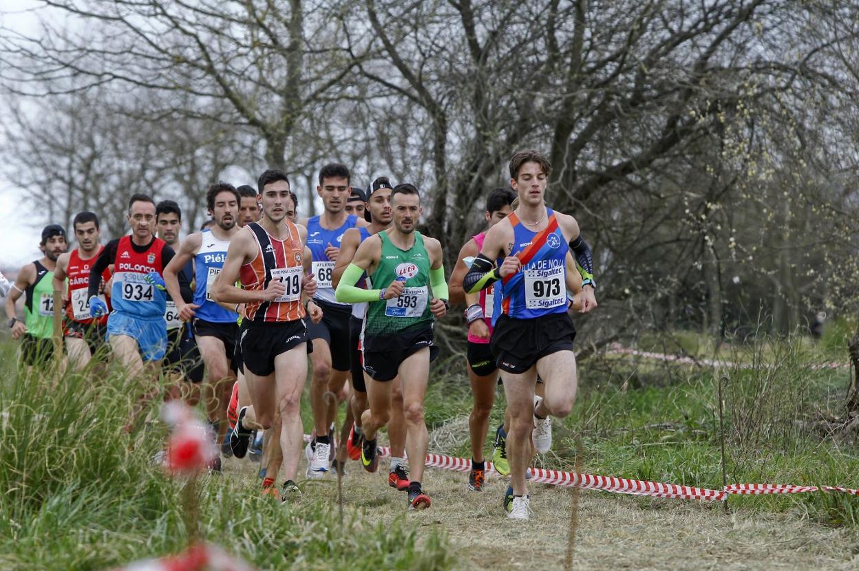 Bruno Villazón (973), del InfiCant, lidera el pelotón en un momento de la prueba seguido por Iván Arauzo (593), del At. Valles Pasiegos, y Santiago Cobo (719), del At. Corrales. 