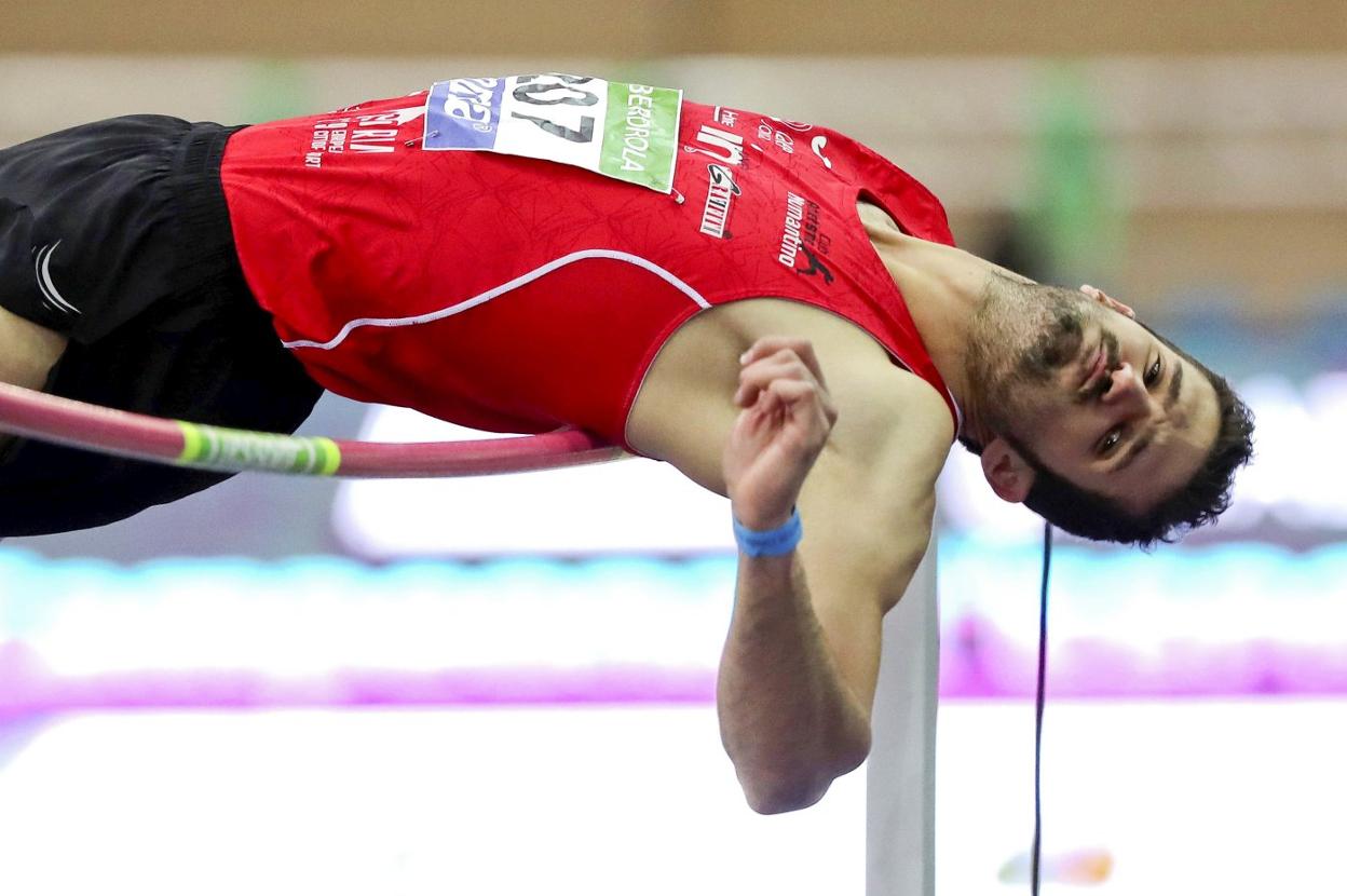 David Bolado, en uno de sus intentos del concurso de salto de altura en el Polideportivo Gallur de Madrid, donde ganó el oro. 