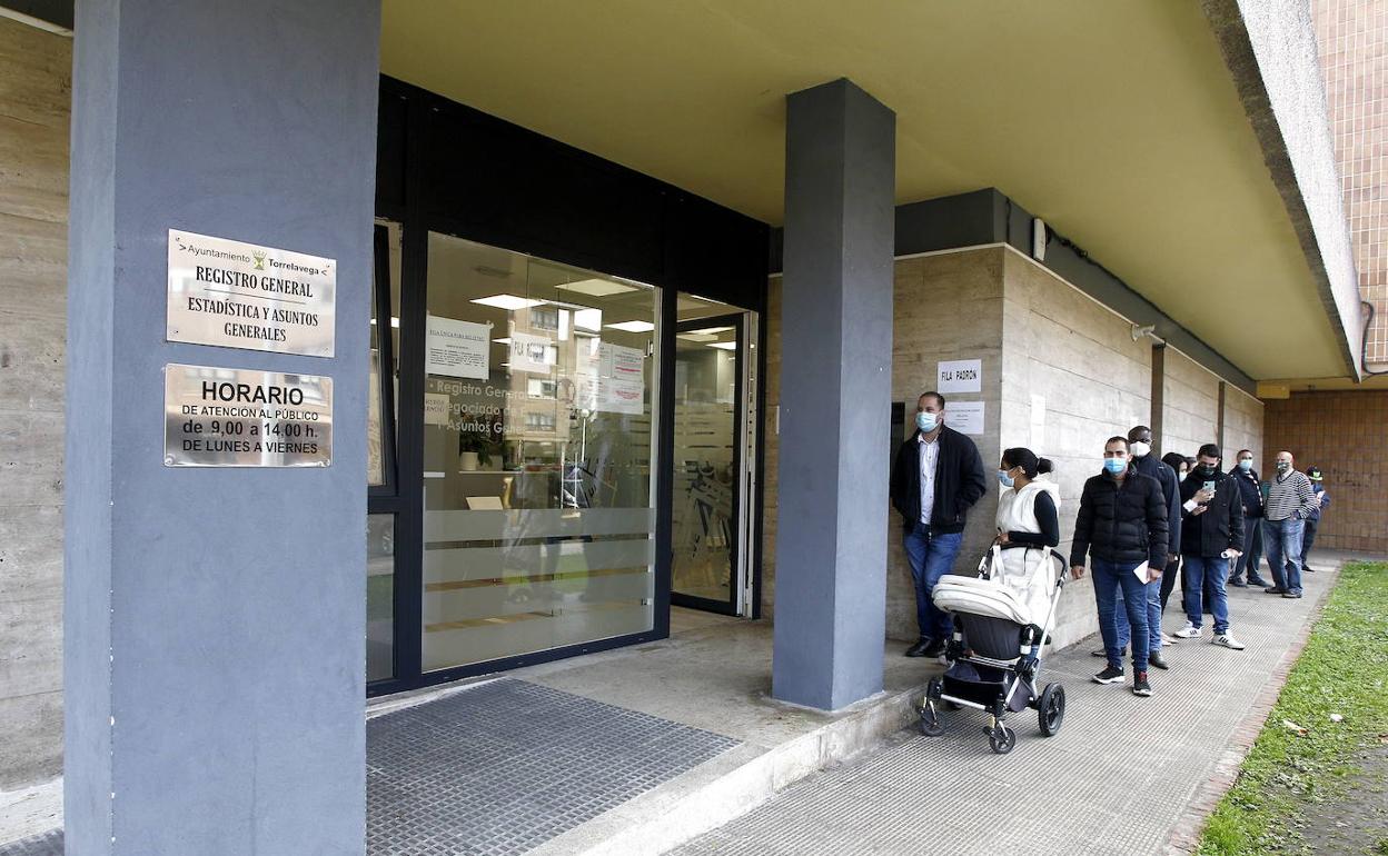 Imagen de archivo de la Oficina de Registro General del Ayuntamiento de Torrelavega, en la que se registraron hace meses solicitudes para el cheque resistencia.