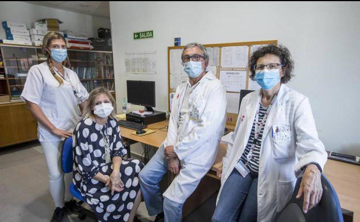 Desde la izquierda, Lucía Lavín, técnica de la Agencia de Ensayos Clínicos del Idival; Beatriz Josa, exdirectora médica de Atención Primaria; el hematólogo Carlos Richard, coordinador del estudio, y Mar García, jefa de Farmacología Clínica de Valdecilla e investigadora principal.