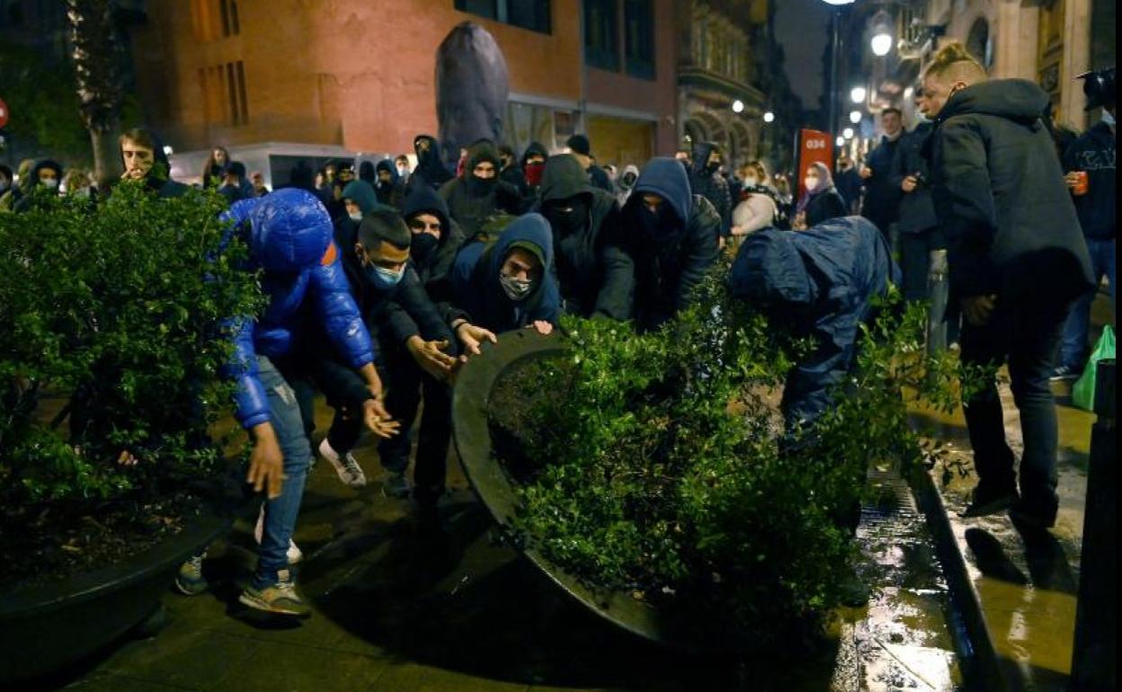 Séptima noche de protestas en Barcelona por el encarcelamiento de Pablo Hasel.