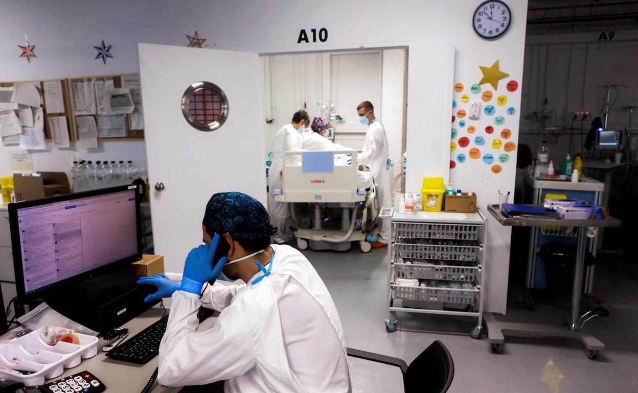 Zona de trabajo hospitalaria con prevenciones contra el covid.