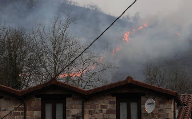 Peligro. Las llamas se acercaron a las viviendas en el pueblo de Saja, en Los Tojos. 