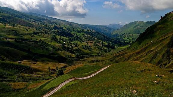 Vista del alto valle del Miera desde el descenso de Lunada.