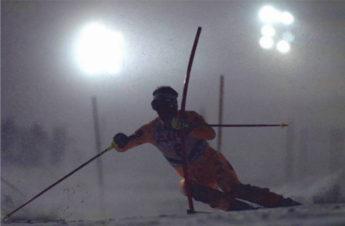 Campeonato del Mundo de Esquí en Sierra nevada: el suizo Bruno Kernen disputando la prueba de salom de noche.