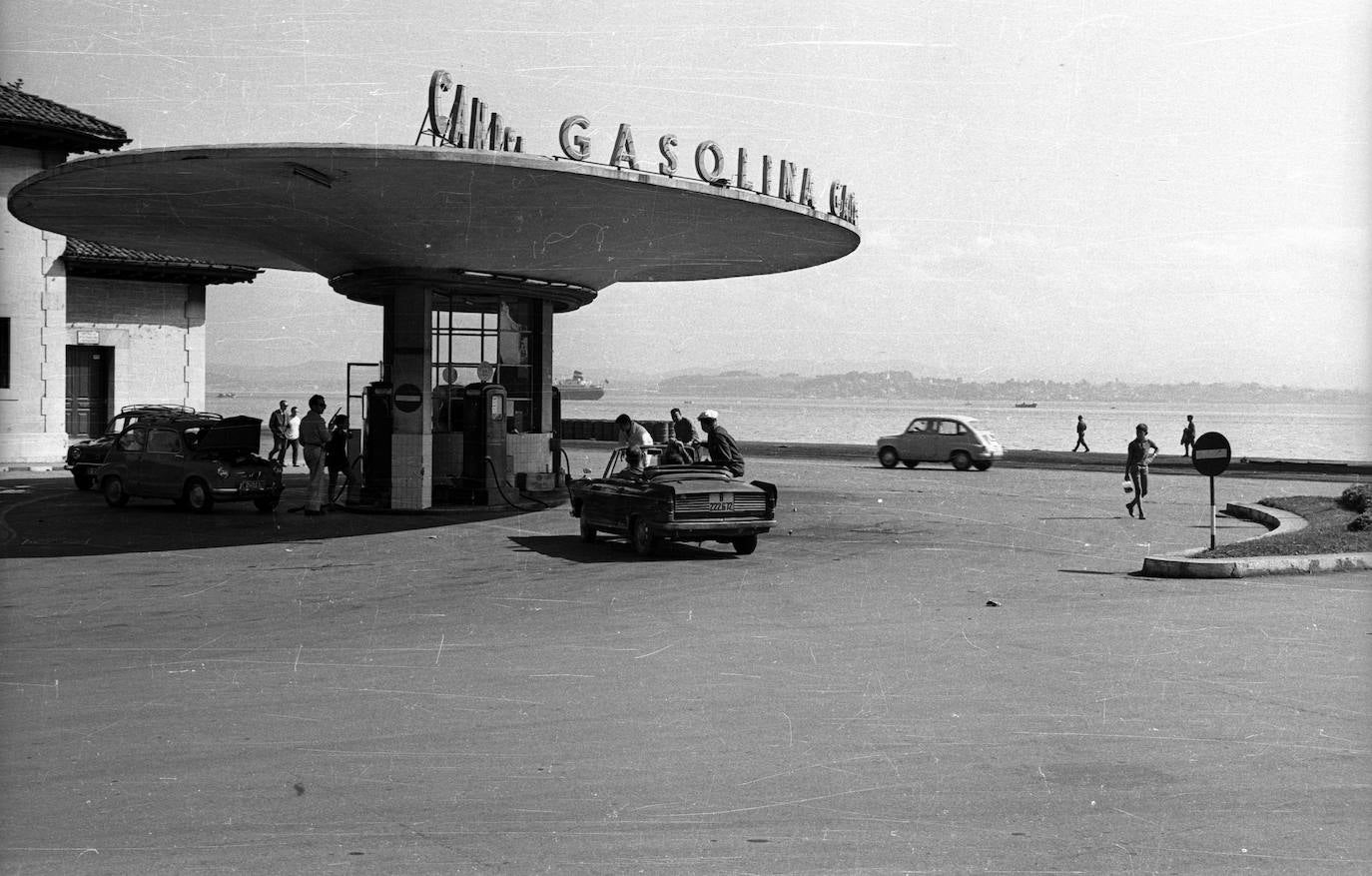 Gasolinera Campsa, en los Jardinesde Pereda. Pablo Hojas Llama. Rodaje cinematográfico en Santander, 5 de octubre de 1964.