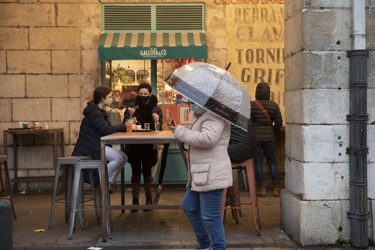 Los hosteleros tendrán que seguir atendiendo a sus clientes en las terrazas de sus locales. 