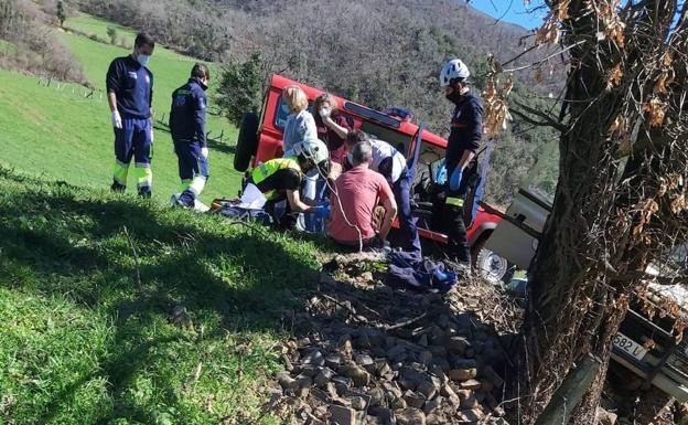 Los servicios de emergencia atienden al hombre herido