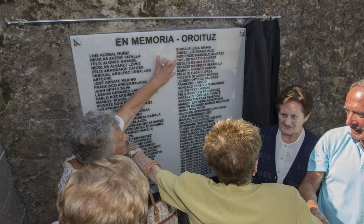 Vecinos de Limpias junto a una lista de republicanos en el cementerio de la localidad. 